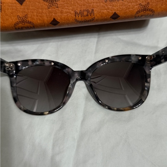 MCM Oversized Tortoiseshell Sunglasses w/Case & cleaning cloth - Picture 4 of 7